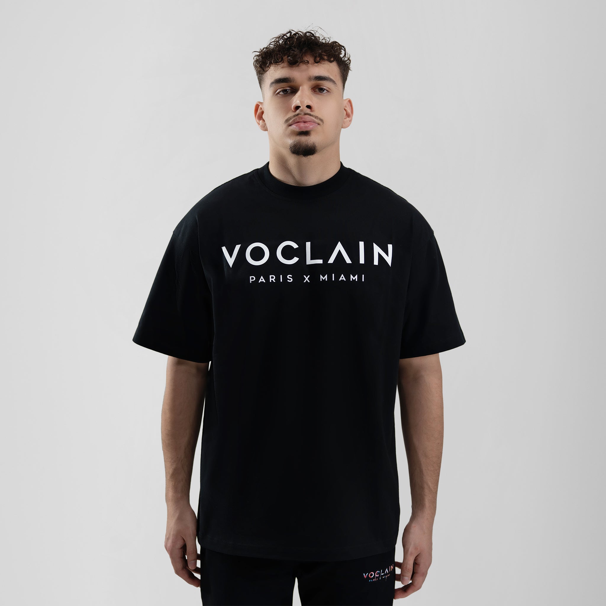 Model with Voclain T-Shirt Black Timless Chic 